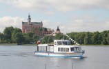 Statek Tryton na j. Wigry, w tle Pokamedulski Klasztor Wigierski 