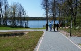Zejście spacerkiem nad jezioro Hołny - fot. Adam Januszewicz